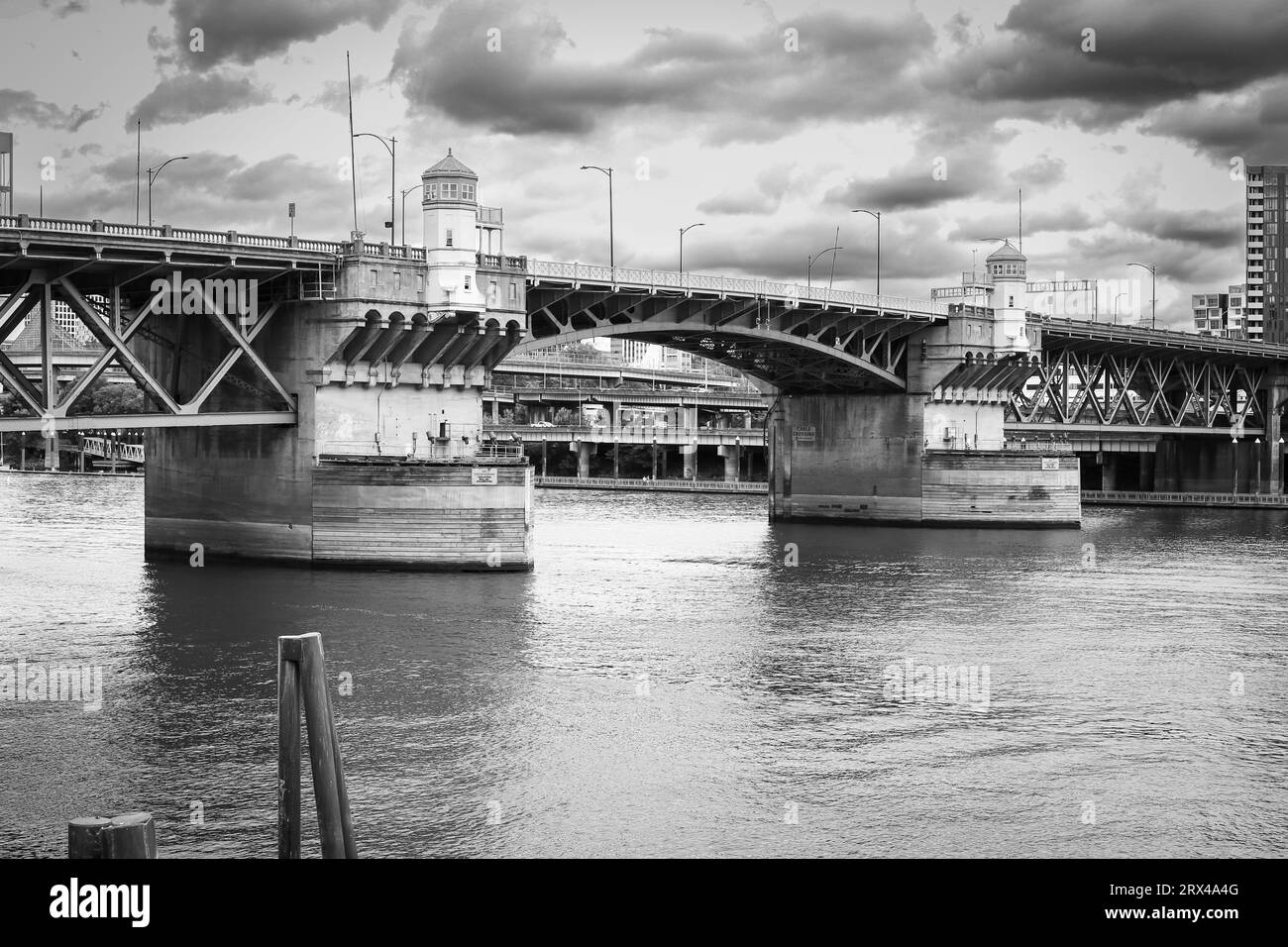 Schwarz-weiß-Bild der Burnside Bridge in der Innenstadt von Portland, Oregon, am Ufer von Willamette Stockfoto