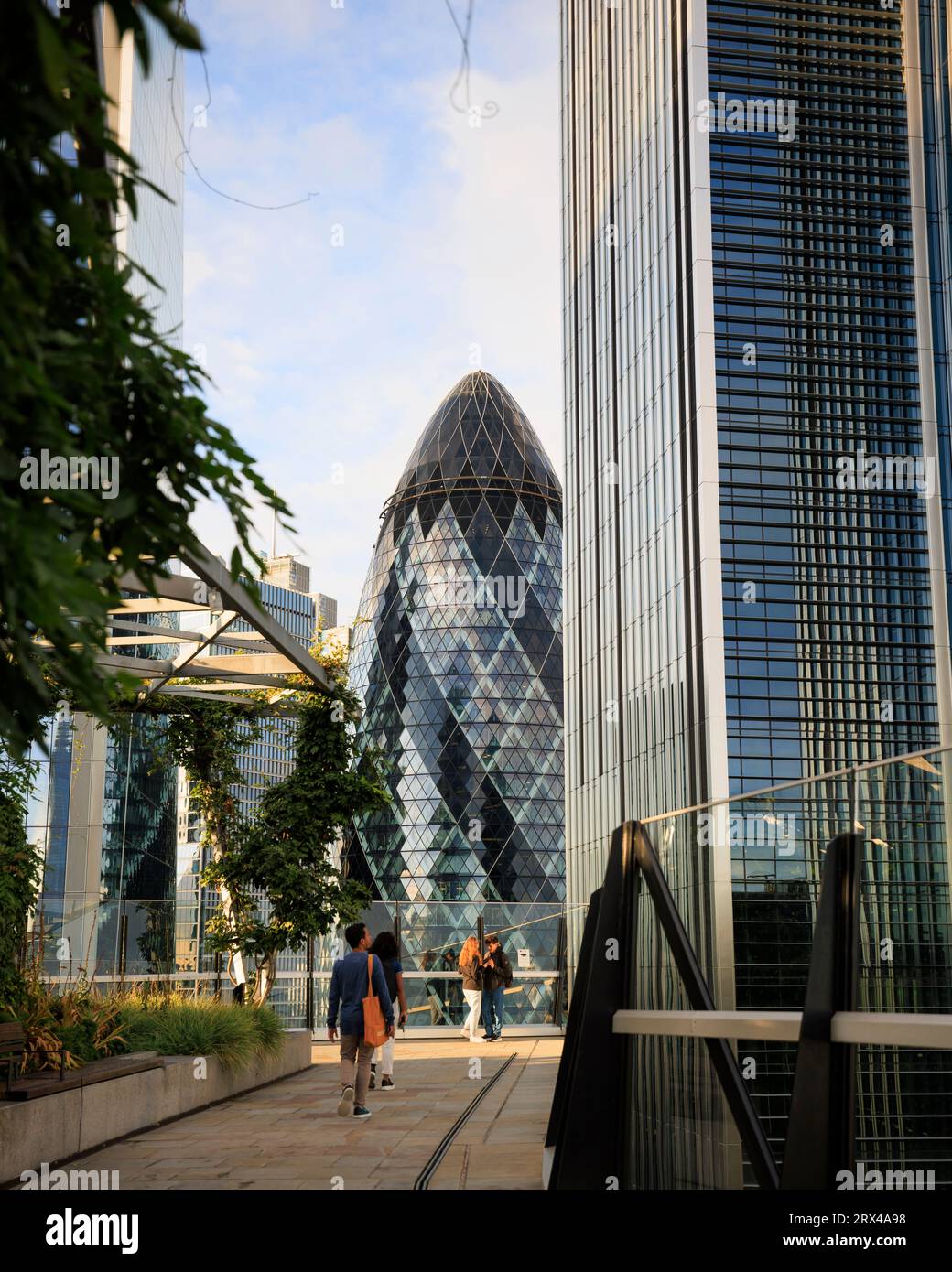 The Garden at 120 ist eine Dachterrasse und Aussichtspunkt im Freien, die sich oben im Gebäude Fen Court in der Fenchurch Street 120 befindet. Die Leute laufen herum Stockfoto