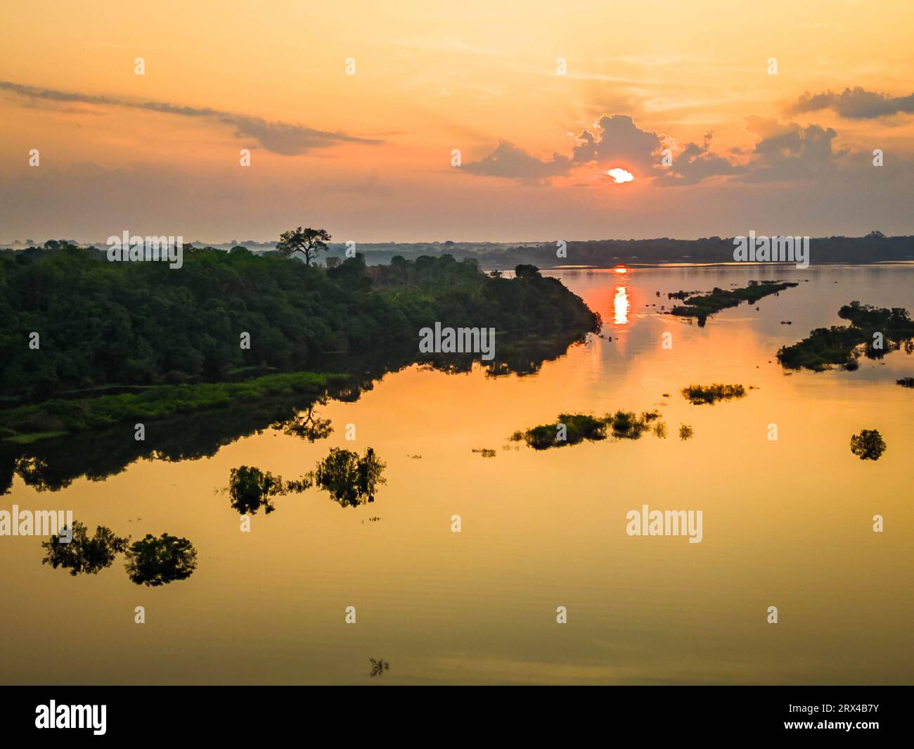 Malerischer Blick auf den Regenwald im Amazonas-Bundesstaat Brasilien bei Sonnenuntergang Stockfoto