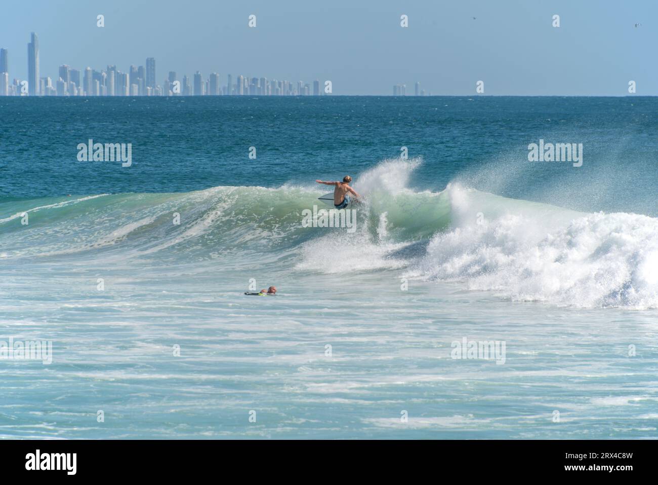 Dynamische, aufregende Surf-Action in Kirra, Queensland, Australien, März 2017, während der Woche des Quicksilver Roxy Pro Surf Contest. Stockfoto