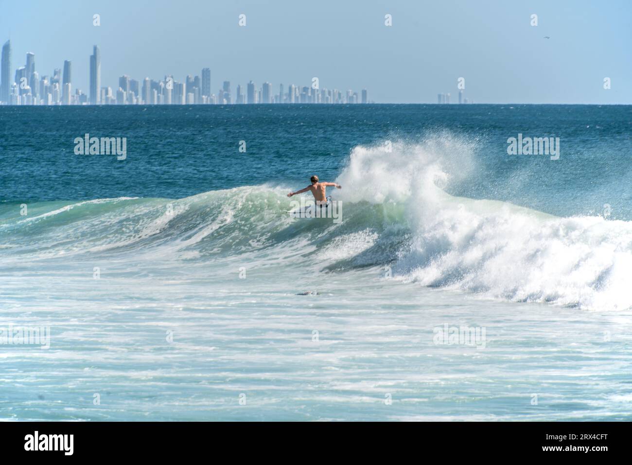 Dynamische, aufregende Surf-Action in Kirra, Queensland, Australien, März 2017, während der Woche des Quicksilver Roxy Pro Surf Contest. Stockfoto
