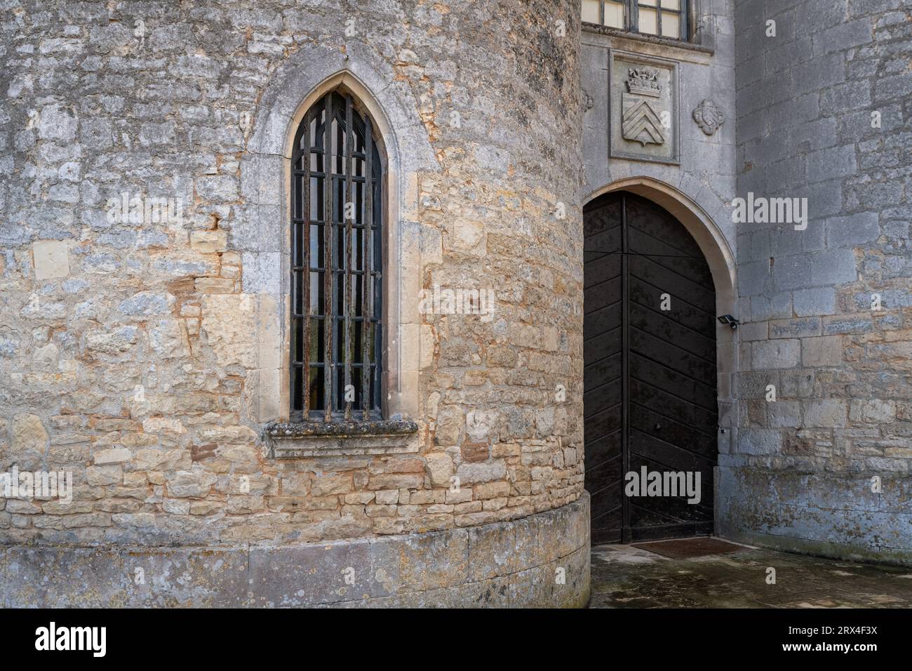 Die Tür und der Eingang des berühmten Verteuil castel in Charente Poitoux, Frankreich Stockfoto