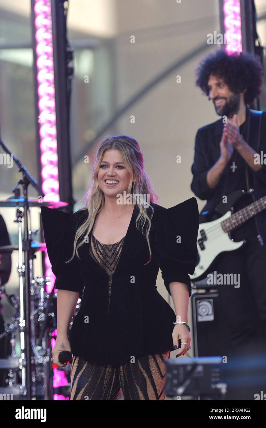 NY, USA. September 2023. Rockefeller Center, New York, USA, 20. September 2023 – Kelly Clarkson spielt in der Today Show Today at in New York City. Foto: Luiz Rampelotto/EuropaNewswire (Bildnachweis: © Luiz Rampelotto/ZUMA Press Wire) NUR REDAKTIONELLE VERWENDUNG! Nicht für kommerzielle ZWECKE! Stockfoto