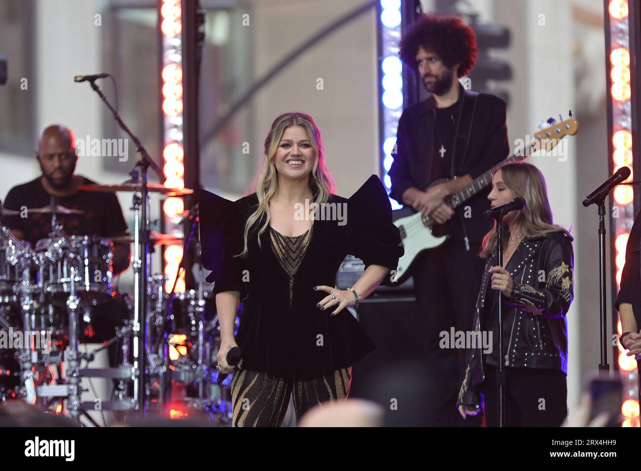 NY, USA. September 2023. Rockefeller Center, New York, USA, 20. September 2023 – Kelly Clarkson spielt in der Today Show Today at in New York City. Foto: Luiz Rampelotto/EuropaNewswire (Bildnachweis: © Luiz Rampelotto/ZUMA Press Wire) NUR REDAKTIONELLE VERWENDUNG! Nicht für kommerzielle ZWECKE! Stockfoto