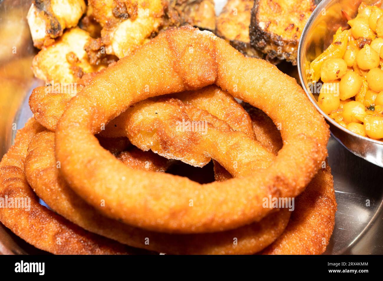 SEL Roti ist ein traditioneller nepalesischer, ringförmiger, süßer frittierter Teig aus Reismehl, der während des Dashain- und Tihar-Festivals weithin zubereitet wird Stockfoto