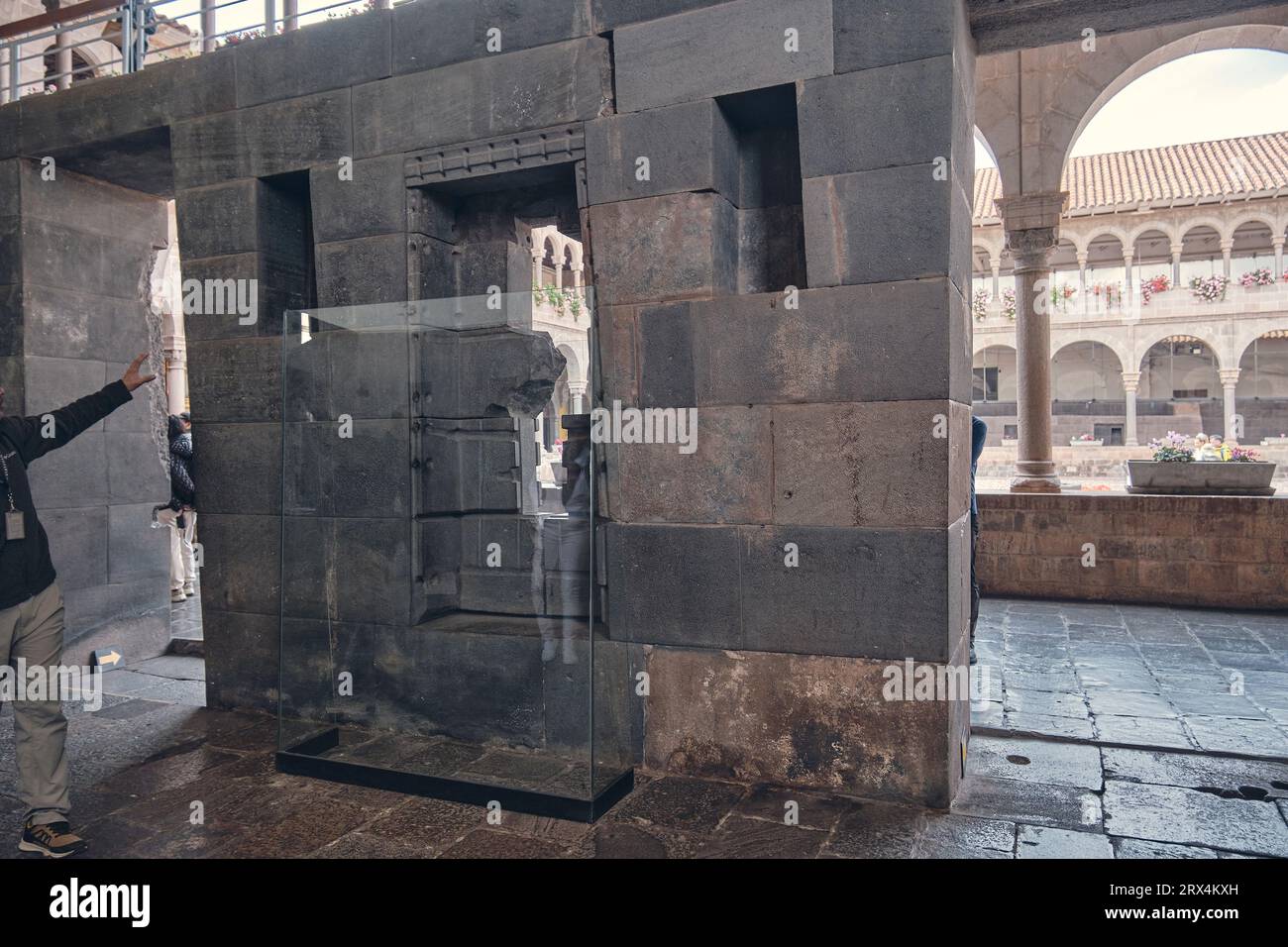 CUSCO, PERU. 2023: Inka-Mauer in der antiken Stadt Coricancha Temple, Cusco, Peru, Südamerika. Beispiel für polygonales Mauerwerk und Geschicklichkeit Stockfoto