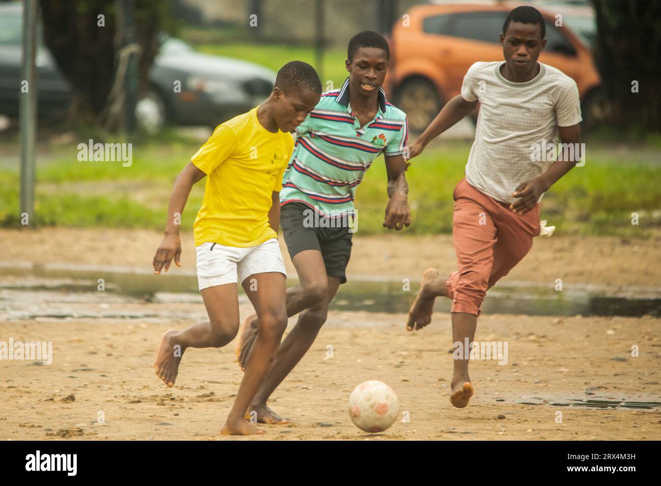 LAGOS, NIGERIA - 22. SEPTEMBER: Schuljungen spielen am 22. SEPTEMBER 2023 im Nationalstadion in Lagos, Nigeria. Foto von Victor ihechi Oguegb Stockfoto
