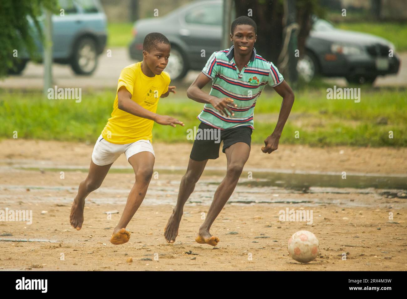 LAGOS, NIGERIA - 22. SEPTEMBER: Schuljungen spielen am 22. SEPTEMBER 2023 im Nationalstadion in Lagos, Nigeria. Foto von Victor ihechi Oguegb Stockfoto