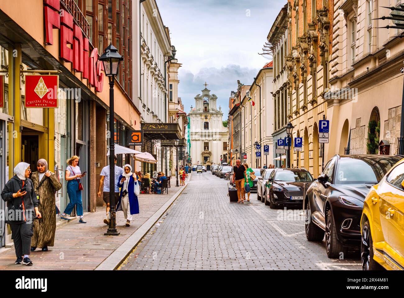 Blick auf St. John's Street, wo jedes Haus ein historisches Denkmal ist. Am Ende der Straße befindet sich die katholische Kirche der Verklärung Stockfoto