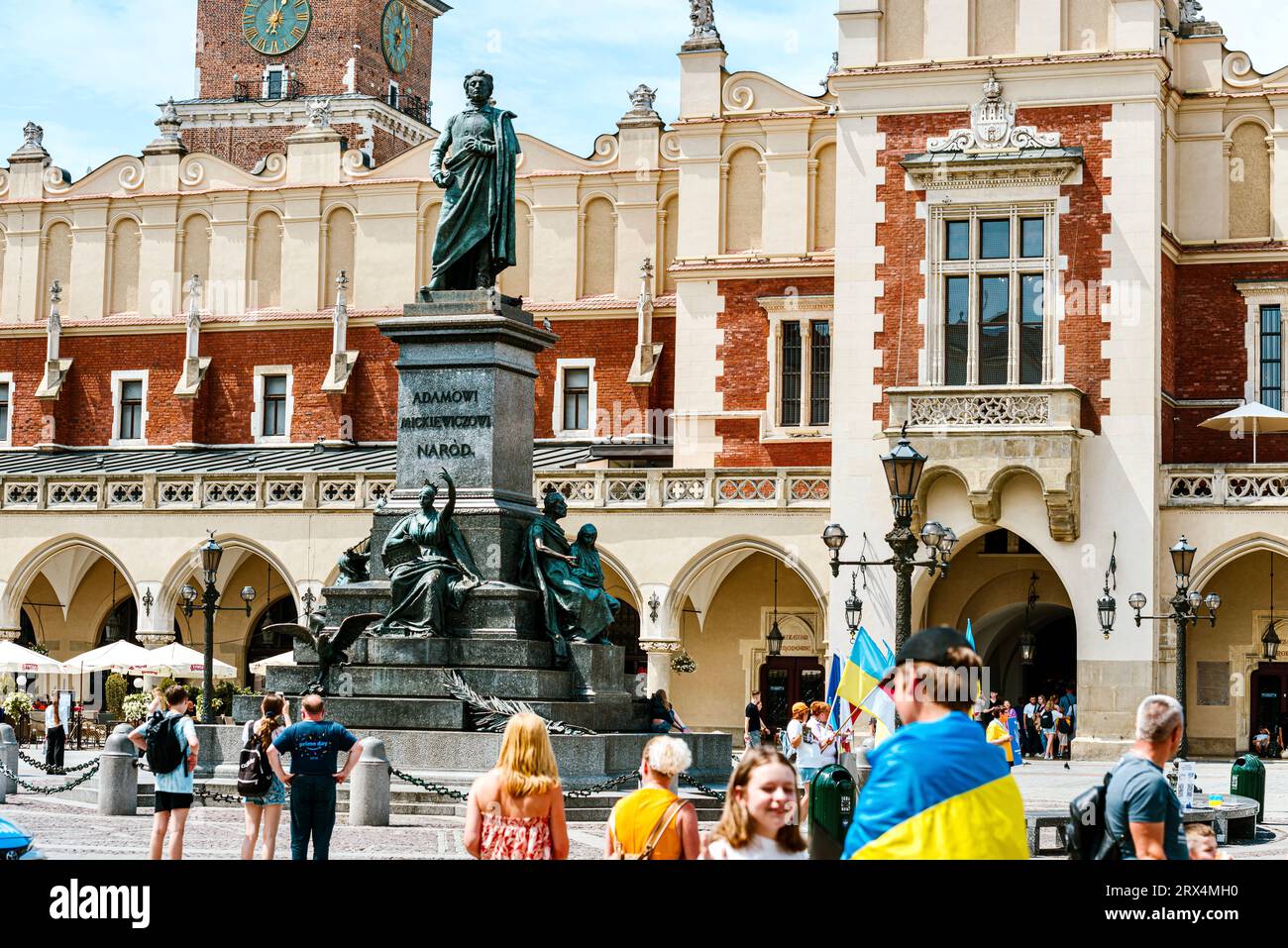 Das 1898 enthüllte Denkmal von Adam Mickiewicz, einer der einflussreichsten und bedeutendsten Persönlichkeiten der polnischen Poesie, ziert den Hauptplatz der Stadt. Stockfoto