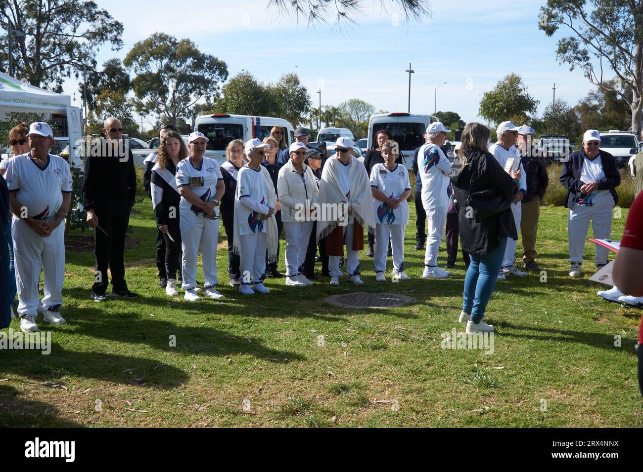 Shepparton Victoria Australia 23. September 2023, Legacy feiert 100 Jahre Dienst bei der Unterstützung der Familien von Veteranen mit dem Fackelrelais, Fackelträger. Credit PjHickox/Alamy Live News Stockfoto