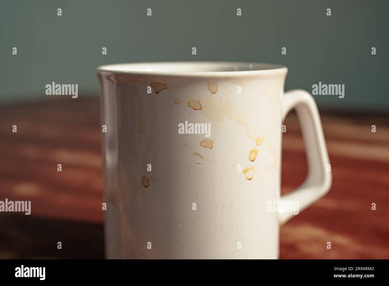 Kaffeetasse mit Kaffeeflecken Stockfoto