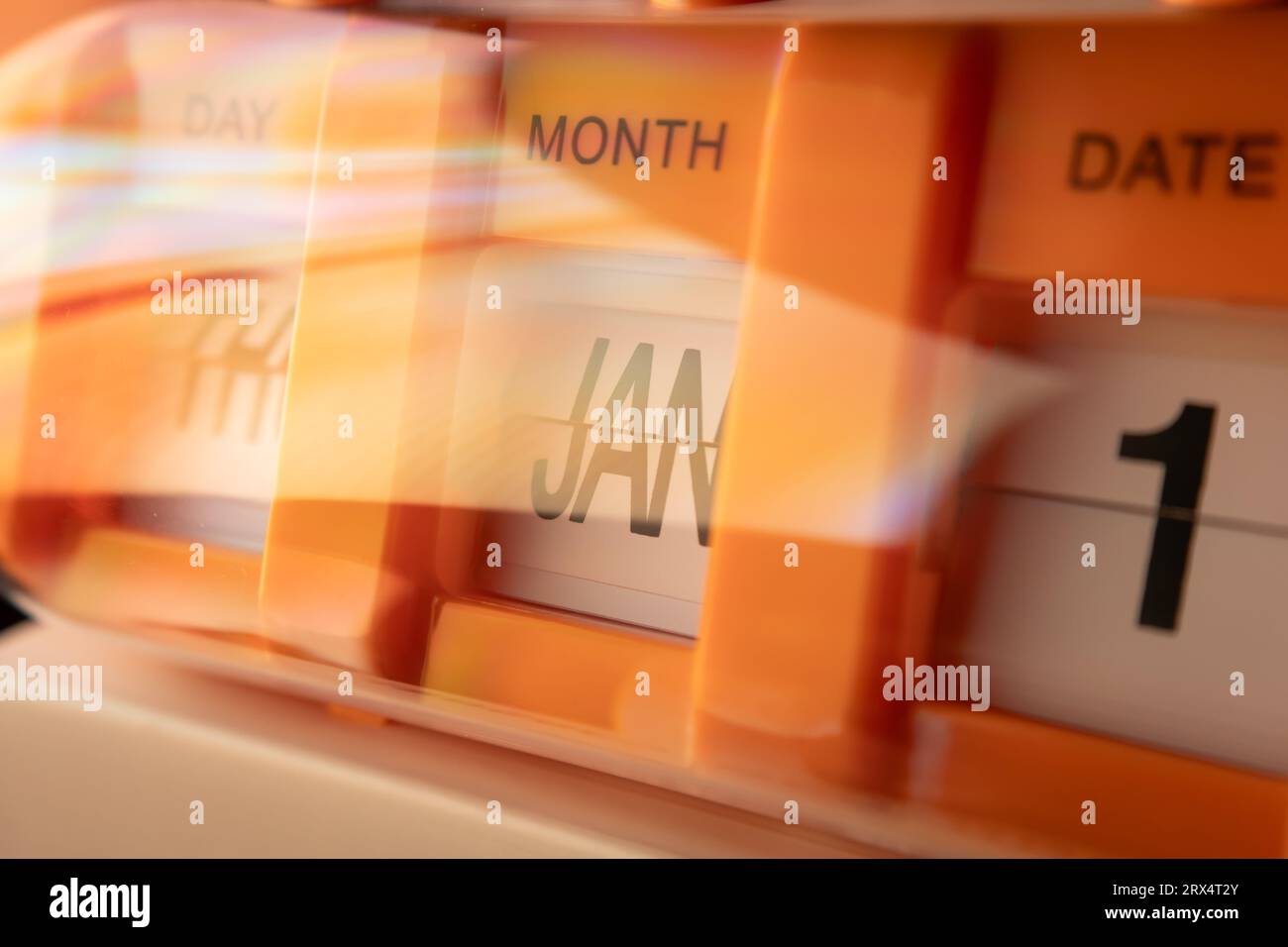 Eine Flip-Uhr zeigt den ersten Tag des Jahres, den 1. Januar Stockfoto