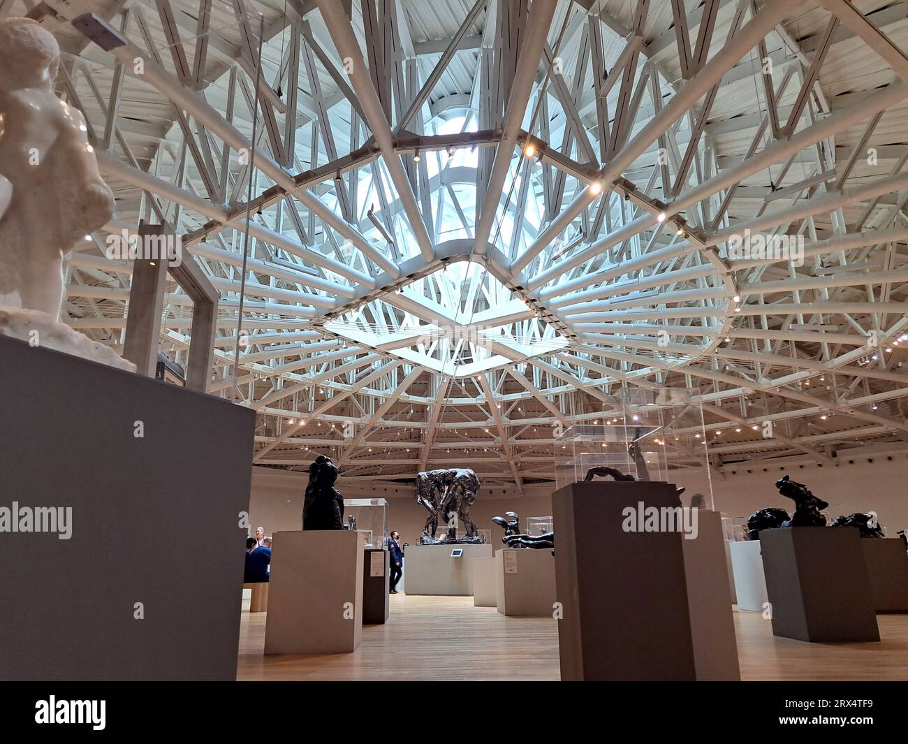 Mexiko-Stadt, Mexiko - 19. Juli 2023: Die Rodin-Era-Ausstellungshalle im Soumaya-Museum mit den wichtigsten Werken des französischen Bildhauers Stockfoto