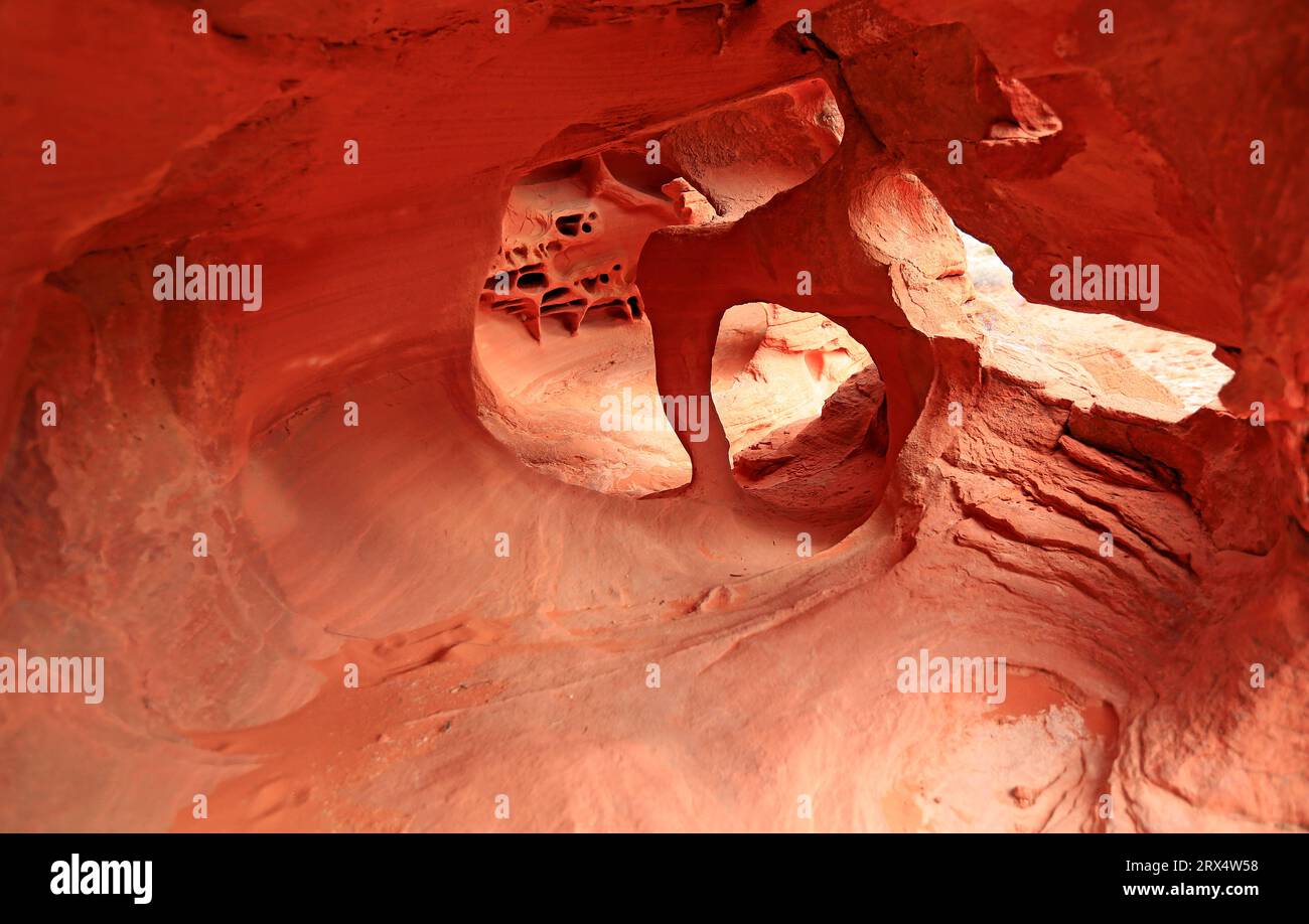 Feuerhöhle und Windstone Arch - Valley of Fire State Park, Nevada Stockfoto