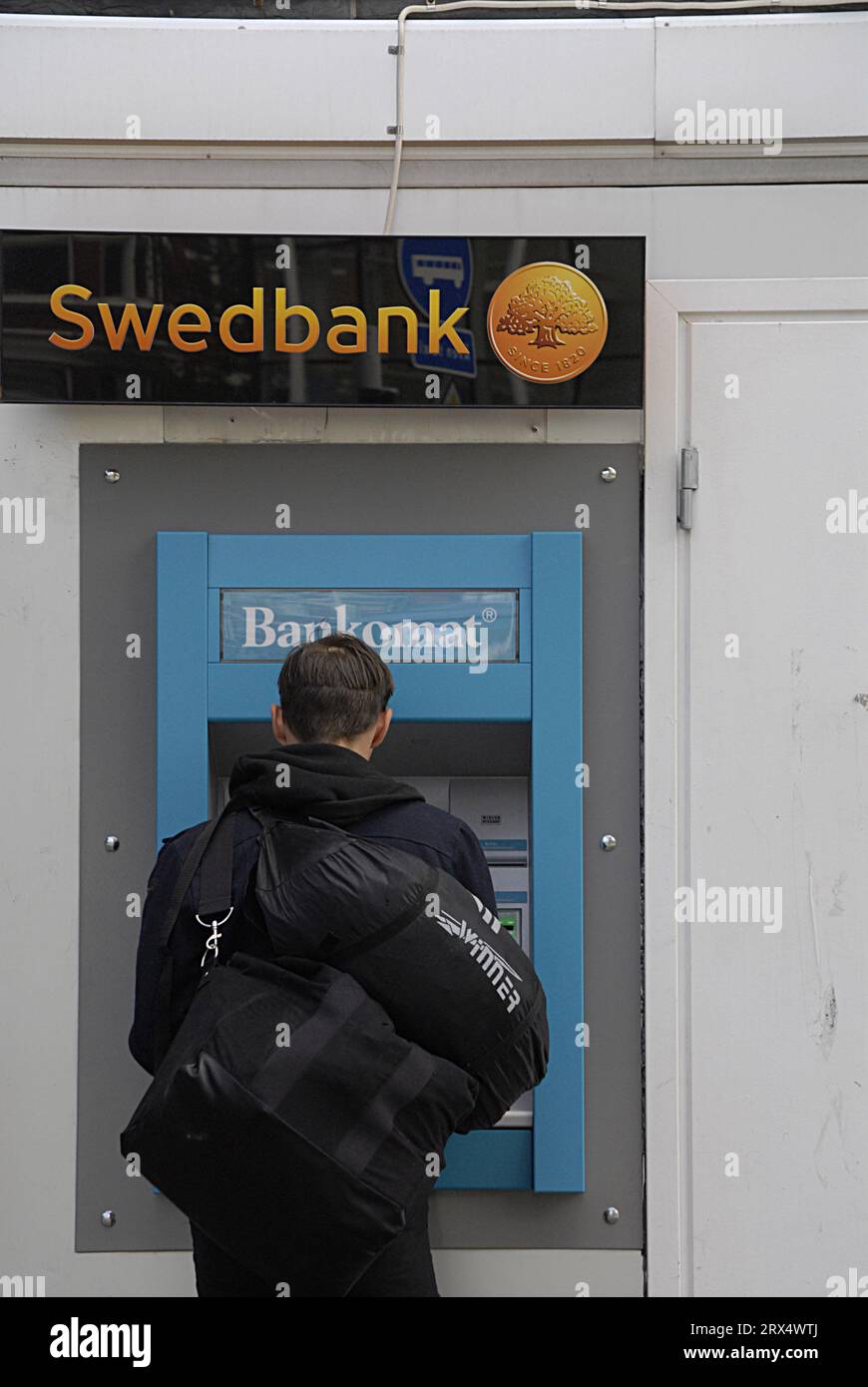 MALMÖ/MALMÖ/SVERIGE/SCHWEDEN  Leute, die Geld bei Bankautomaten bei den schwedischen Banken einlösen Handelsbanken swedbank heute am montag, den 17. Juni 2013 (Foto: Francis Joseph Dean / Deanpictures) Stockfoto