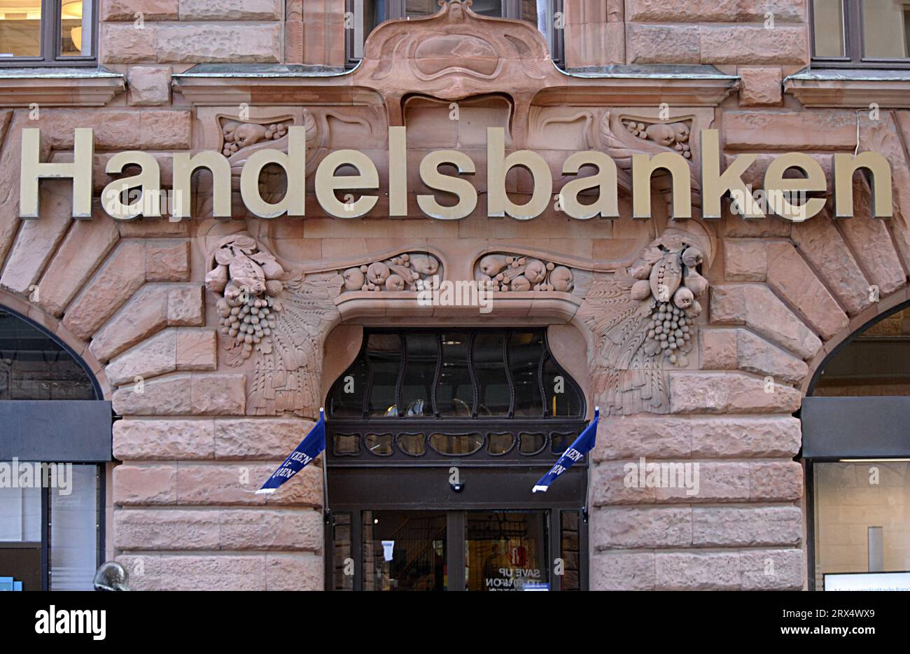 MALMÖ/MALMÖ/SVERIGE/SCHWEDEN  Leute, die Geld bei Bankautomaten bei den schwedischen Banken einlösen Handelsbanken swedbank heute am montag, den 17. Juni 2013 (Foto: Francis Joseph Dean / Deanpictures) Stockfoto