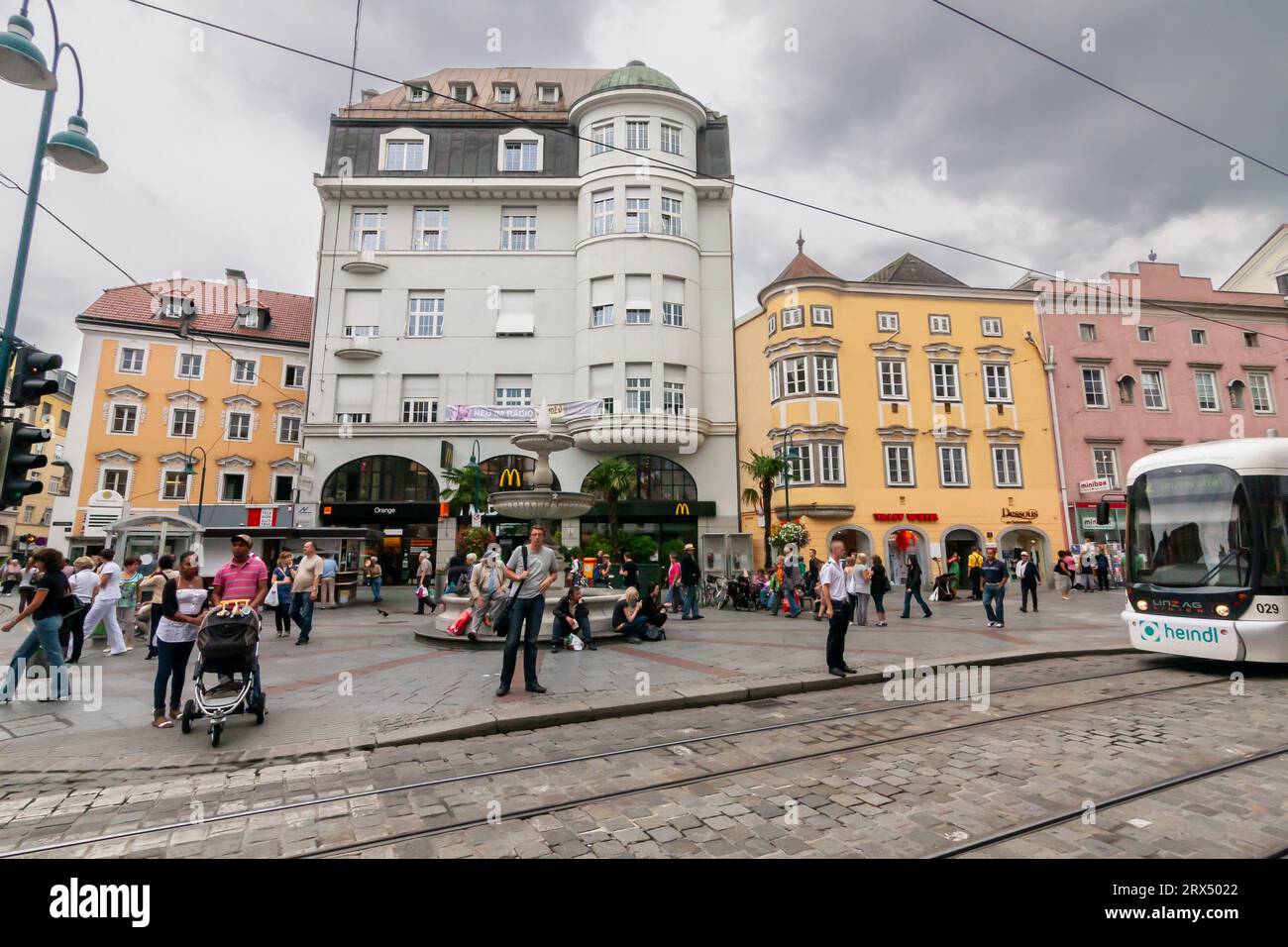 Linz, Österreich - 13. August 2010: Überfüllte Landstraße an einem bewölkten Sommertag Stockfoto