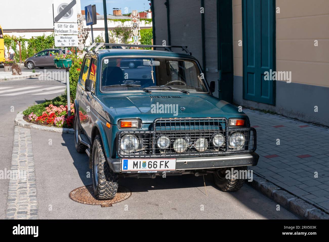 Poysdorf, Österreich - 16. August 2010: Russisch hergestellter Lada Niva SUV parkt auf der Straße Stockfoto