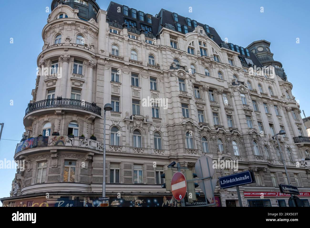 Das historische Gebäude an der Ecke Getreidemarkt und Linke Wienzeile, in dem sich das berühmte Kaffeehaus Café Dobner befindet, Wien Stockfoto