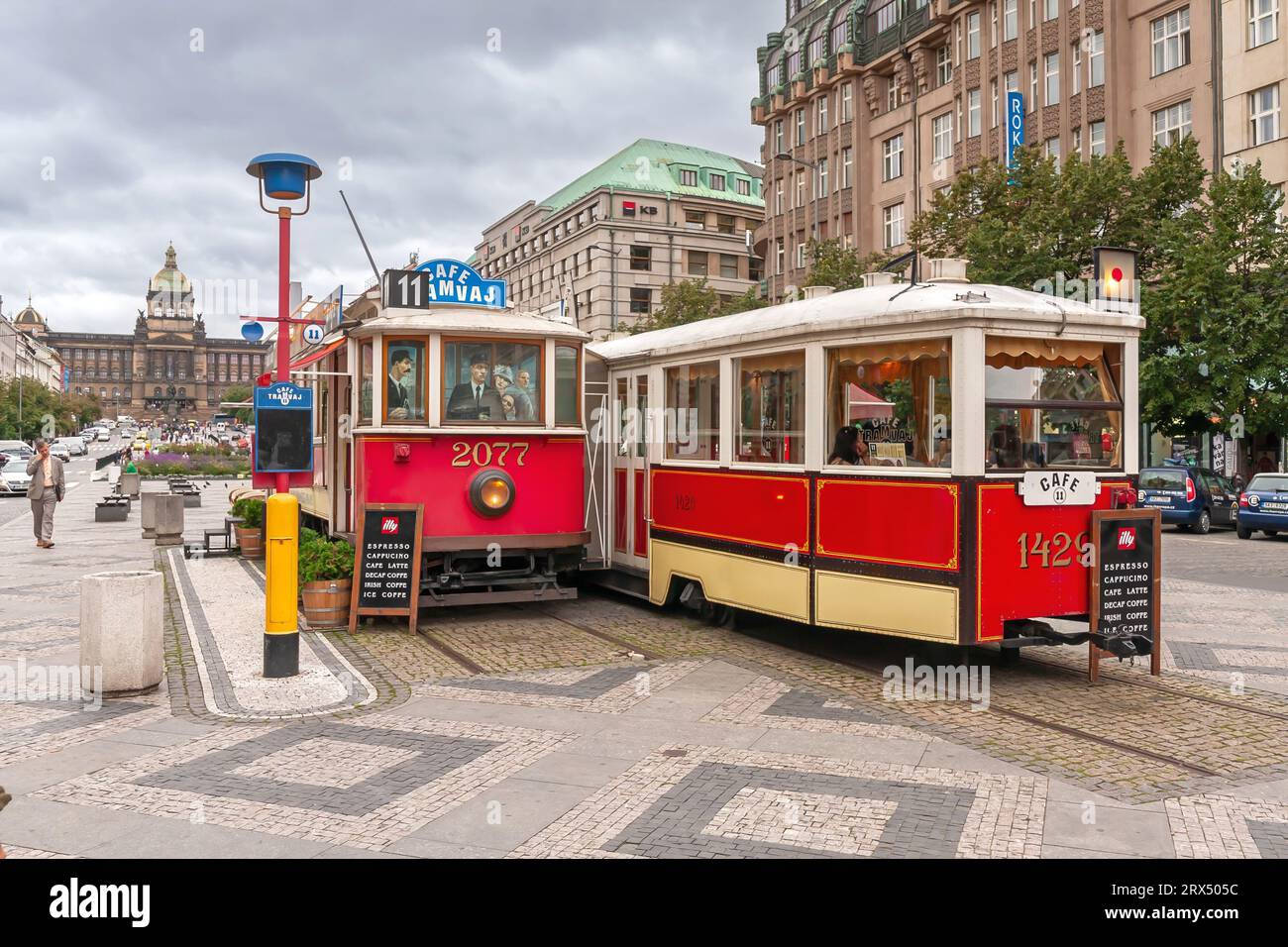 Prag, Tschechische Republik - 17. August 2010: Ein Café im Stil einer Straßenbahn auf dem Wenzelsplatz (tschechisch Václavské namesti) Stockfoto