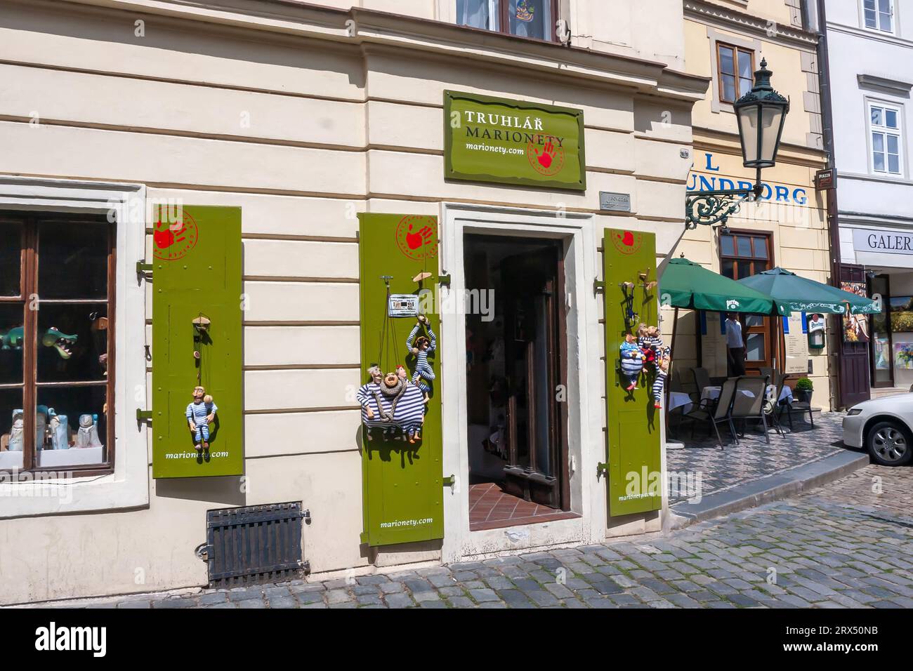 Prag, Tschechische Republik - 18. August 2010: Souvenirladen in der Nähe der Karlsbrücke Stockfoto