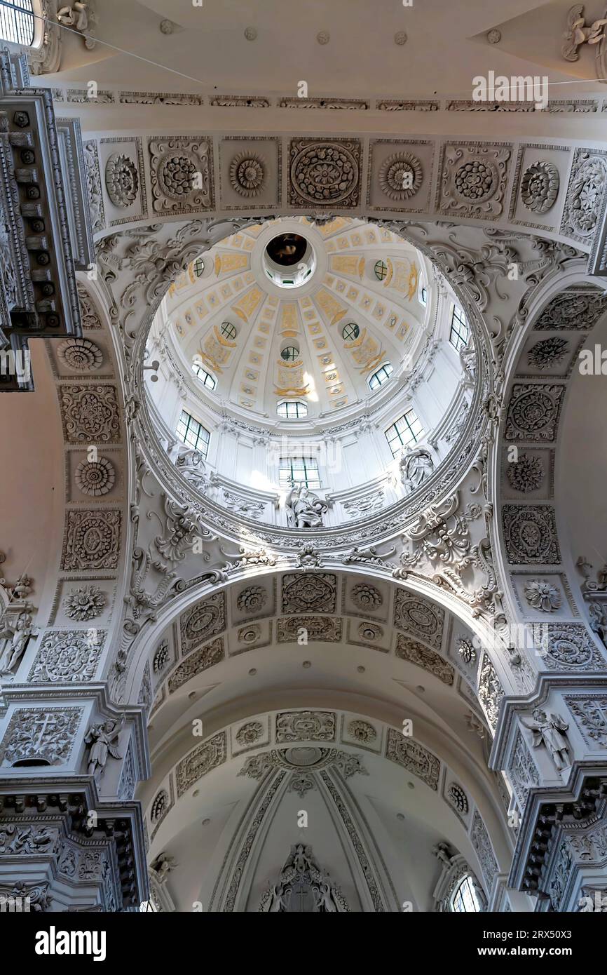 Das Hauptschiff und die Kuppel der Theaterkirche St. Cajetan und Adelaide (deutsch: Theatinerkirche St. Kajetan und Adelheid), München, Deutschland Stockfoto