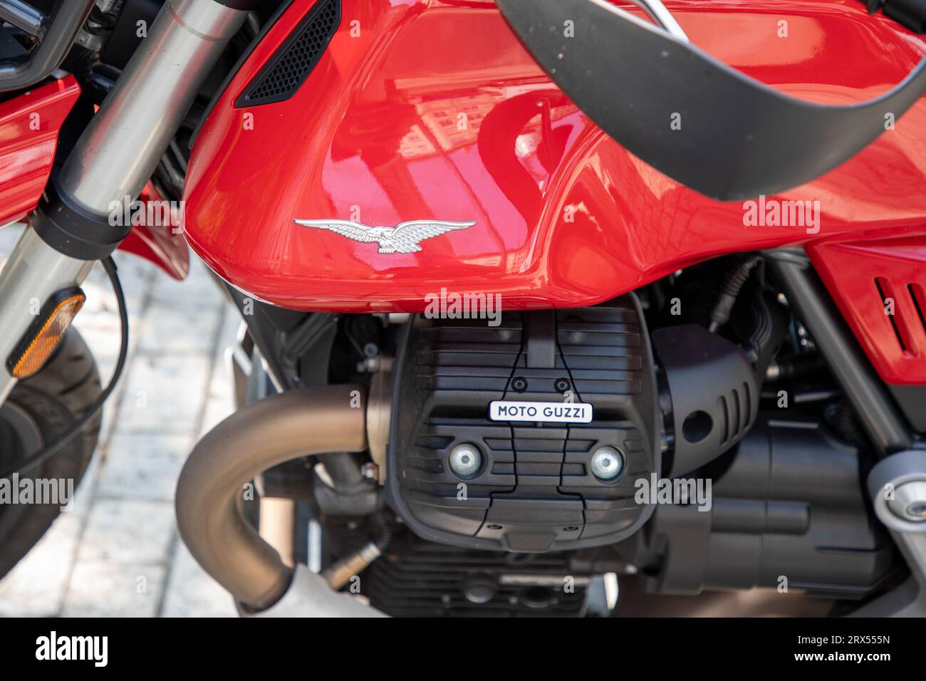 Bordeaux, Frankreich - 09 18 2023 : Moto Guzzi v85 tt italien Logo Marke und Textschild Motorrad Trail rot italienischer Hersteller Motorrad Stockfoto