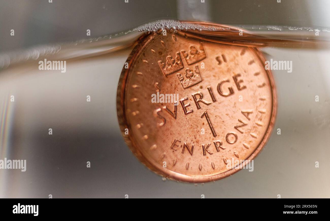 Die schwedische Krone ist im Vergleich zum Euro auf einem Rekordtief. In dieser Woche wurde ein neuer historischer Rekordtief für die schwedische Krone erreicht. Allein in diesem Jahr hat er gegenüber dem Euro einen Wertverlust von rund 7 Prozent verzeichnet. Im Bild: Hier sinkt eine Krone ins Wasser. Stockfoto