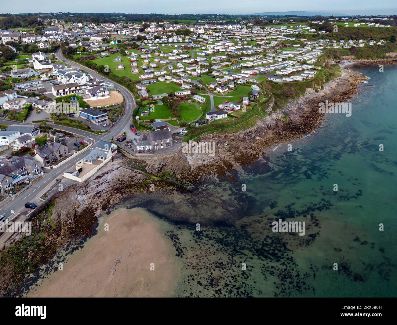 Luftaufnahme der Stadt und der Küste von Benllech auf der Insel Od Anglesey in Nordwales. Stockfoto