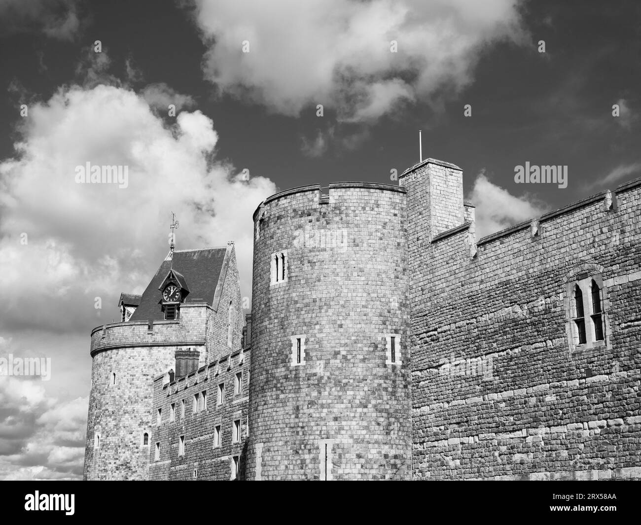 Schwarzweiß Ausgangssperre und Carter Tower, Windsor Castle, Windsor, Berkshire, England, GROSSBRITANNIEN, GB. Stockfoto