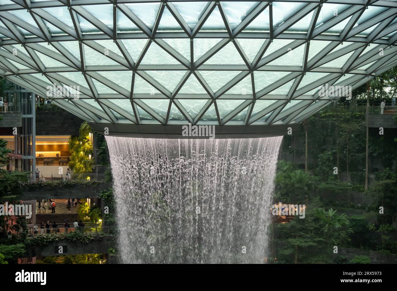 Singapur - 22. Oktober 2022: Der weltweit höchste Hallenwasserfall am Flughafen Jewel Changi. Es ist ein Natur-thematisch Unterhaltungs- und Einzelhandelskomplex Surr Stockfoto