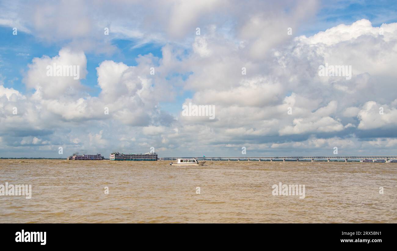 Padma Bridge exklusives 4K-Bild unter dem wunderschönen bewölkten Himmel vom Padma River, Bangladesch Stockfoto