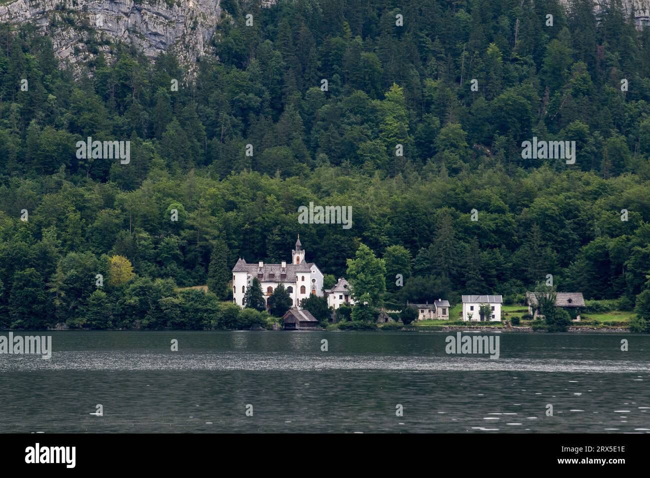 Schloss GRUB vom Hallstatter See in Obertraum in Oberösterreich © Wojciech Strozyk / Alamy Stock Photo Stockfoto