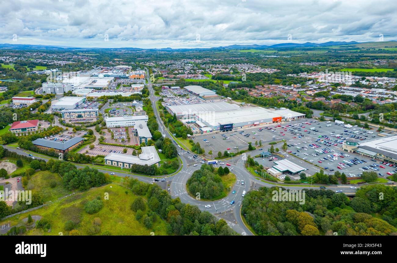 Luftaufnahme des großen Einzelhandelsparks in Almondvale im Stadtzentrum von Livingston, West Lothian, Schottland, Vereinigtes Königreich Stockfoto