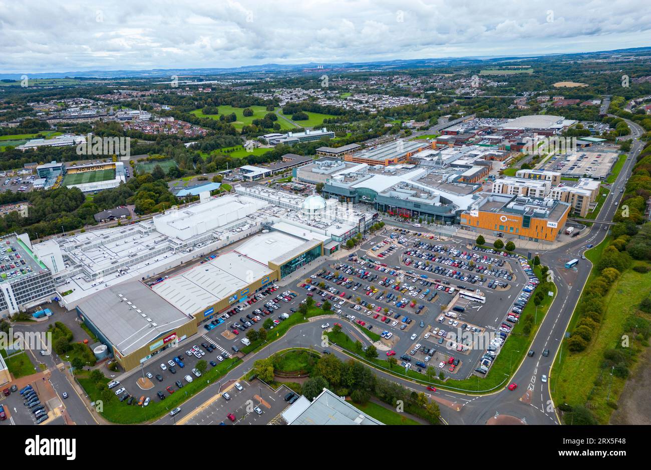 Luftaufnahme des großen Einzelhandelsparks in Almondvale im Stadtzentrum von Livingston, West Lothian, Schottland, Vereinigtes Königreich. Das Livingston Designer Outlet und das Center sind in der Nähe Stockfoto