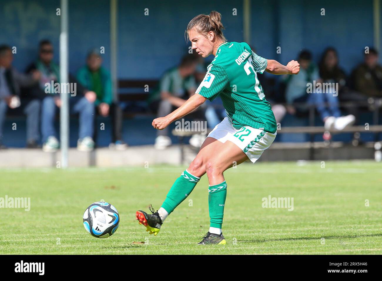 Elsdorf, Deutschland. September 2023. v.li.: Rieke Dieckmann (SV Werder Bremen, 22) Freisteller, Einzelbild, Ganzkörper, Aktion, Action, Spielszene, 23.09.2023, Elsdorf (Deutschland), Fussball, Testspiel Frauen, Hamburger SV - SV Werder Bremen Credit: dpa/Alamy Live News Stockfoto