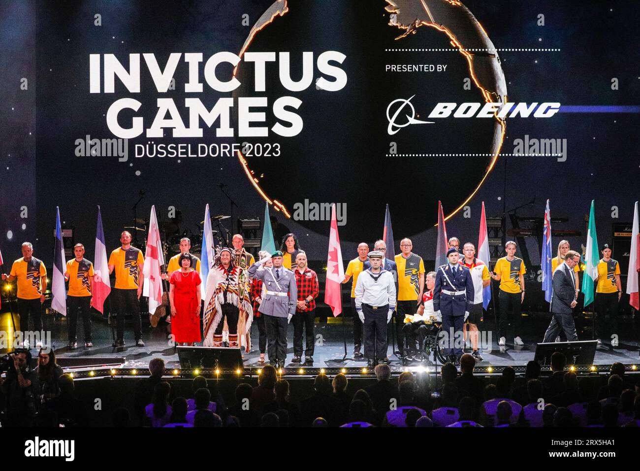 Die Flagge der Invictus Games wird bei der Abschlusszeremonie in Düsseldorf an die nächste Gastgeberstadt Vancouver übergeben Stockfoto