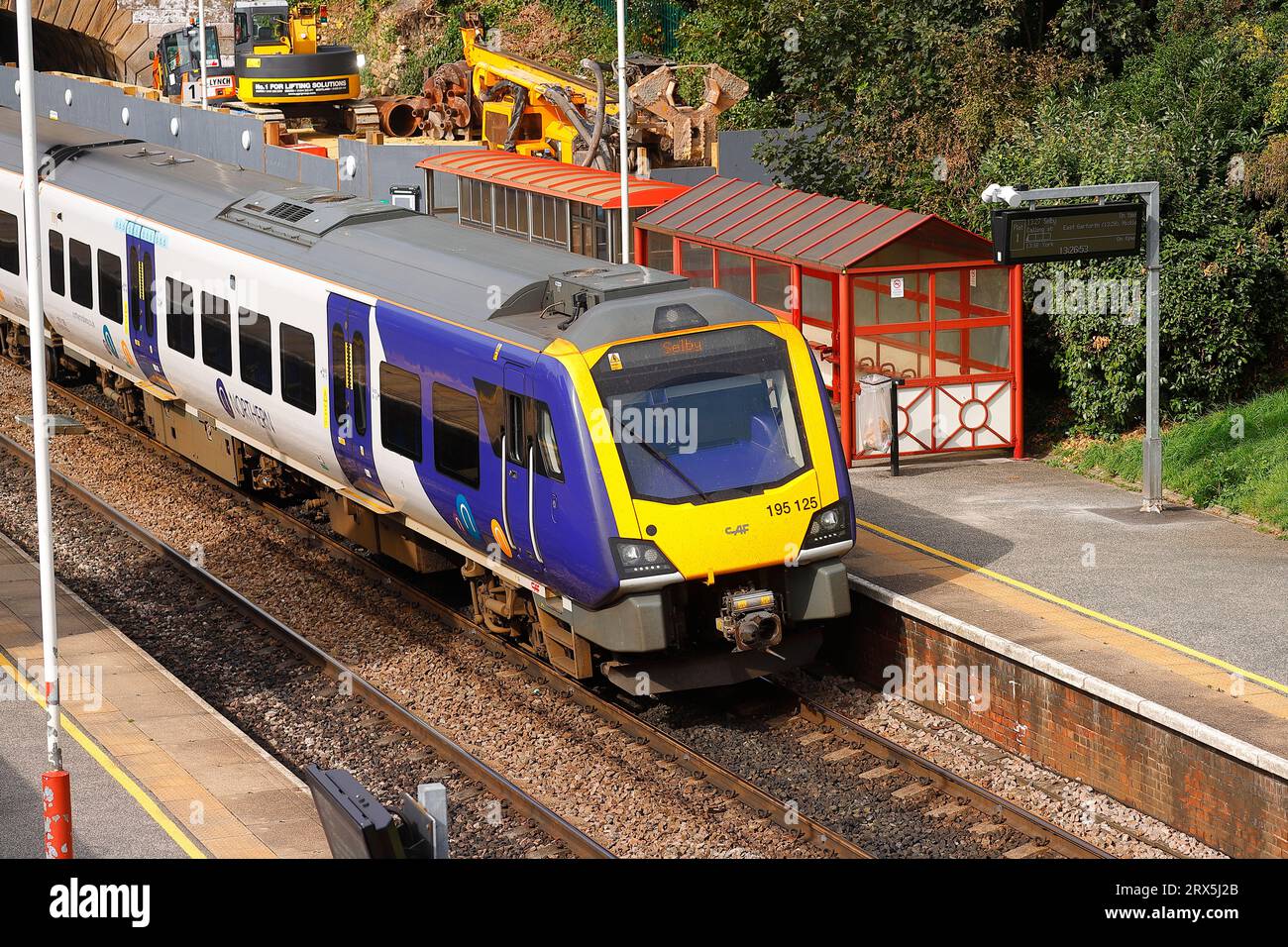 Ein Zug von Northern Arriva hält am Bahnhof Garforth in Leeds, West Yorkshire, Großbritannien Stockfoto