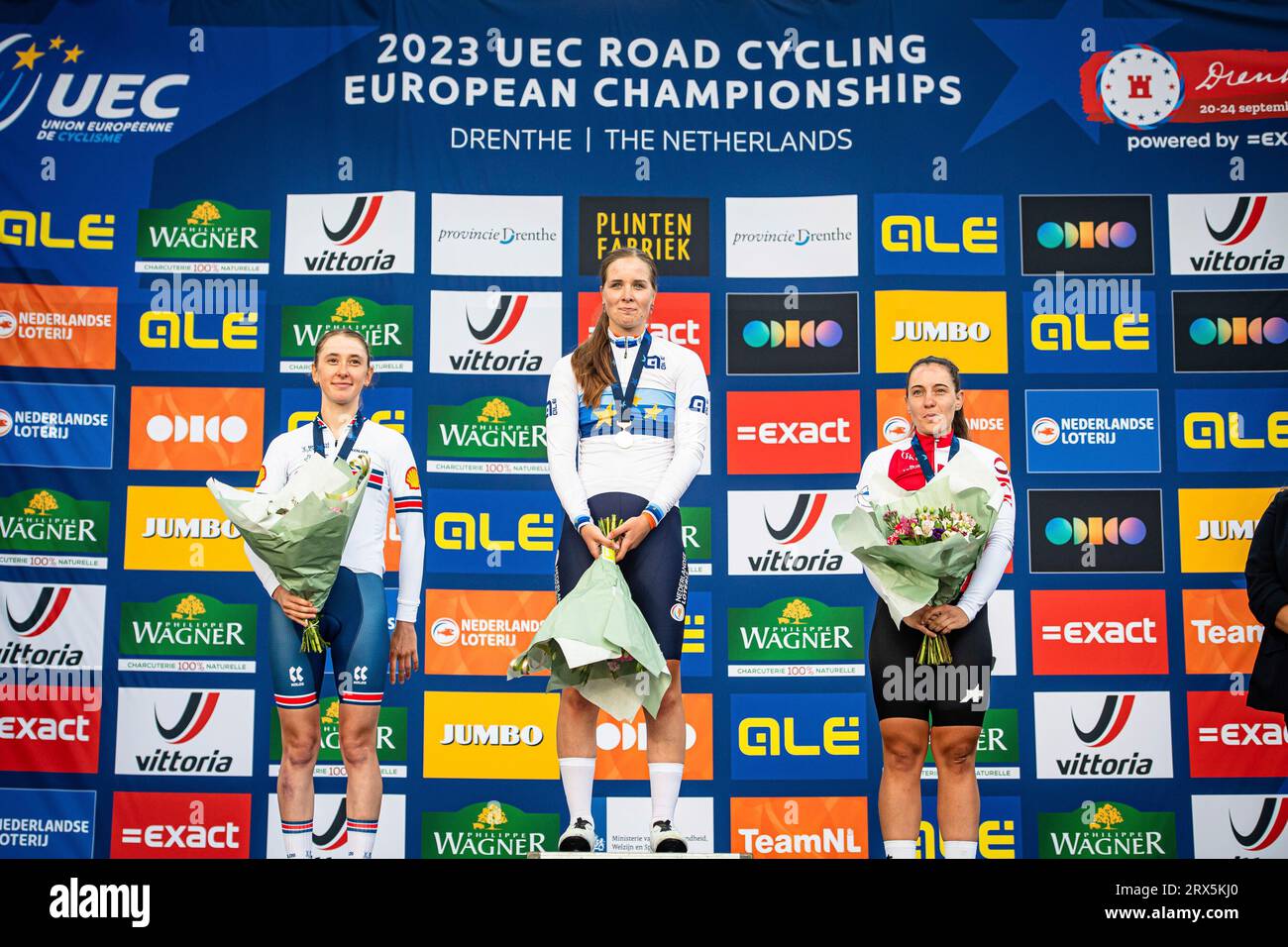 SHACKLEY Anna ( GBR ) – Großbritannien – ZWEITER Platz – PLUIMERS Ilse ( NED ) – Niederlande – Gewinner – erster Platz – ZANETTI Linda ( SUI ) – Schweiz – Dritter Platz – Preisverleihung – Medaille – Podium – Querformat – quer – horizontal – Landschaft – Event/Veranstaltung: UEC Road Cycling Europameisterschaften 2023 – Kategorie/Kategorie: Radfahren – Road Cycling – Europameisterschaften – U23 Frauen – Ort: Europa – Niederlande – Drenthe – Coevorden – Drijber – Col du VAM – Disziplin: Road Race ( RR ) – Entfernung: 108 km – Datum/Datum: 22.09.2023 – Freitag – Tag 3 – Fotograf: © Arne Stockfoto