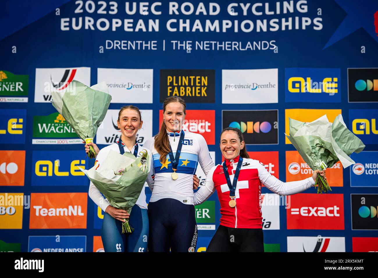 SHACKLEY Anna ( GBR ) – Großbritannien – ZWEITER Platz – PLUIMERS Ilse ( NED ) – Niederlande – Gewinner – erster Platz – ZANETTI Linda ( SUI ) – Schweiz – Dritter Platz – Preisverleihung – Medaille – Podium – Querformat – quer – horizontal – Landschaft – Event/Veranstaltung: UEC Road Cycling Europameisterschaften 2023 – Kategorie/Kategorie: Radfahren – Road Cycling – Europameisterschaften – U23 Frauen – Ort: Europa – Niederlande – Drenthe – Coevorden – Drijber – Col du VAM – Disziplin: Road Race ( RR ) – Entfernung: 108 km – Datum/Datum: 22.09.2023 – Freitag – Tag 3 – Fotograf: © Arne Stockfoto
