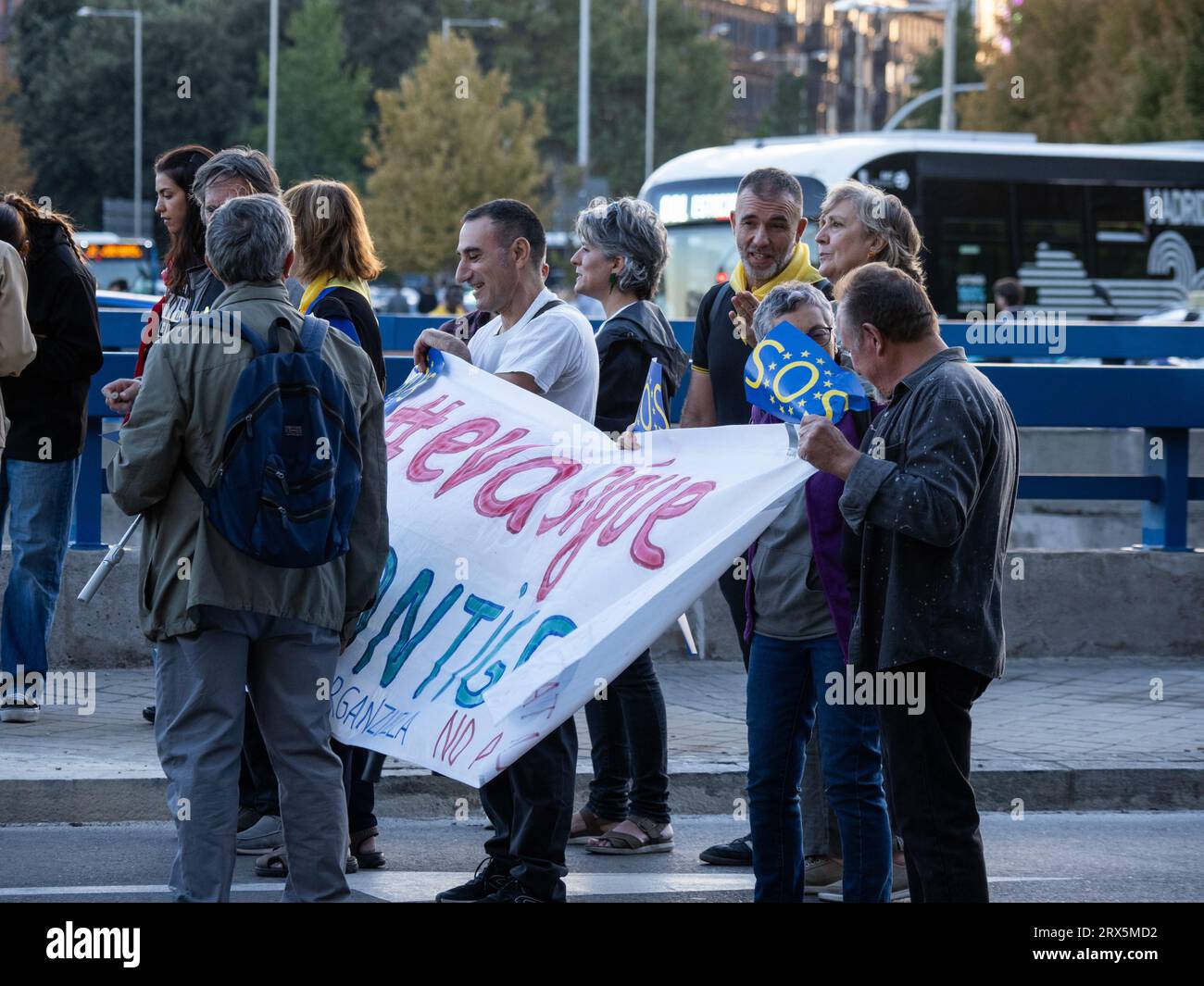 Madrid, Spanien. September 2023. Menschen protestierten neben dem Bahnhof Atocha gegen die geplante Abholzung von Bäumen für die Verlängerung der U-Bahn-Linie 11. Stockfoto