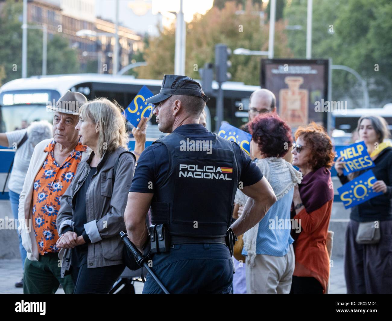 Madrid, Spanien. September 2023. Menschen protestierten neben dem Bahnhof Atocha gegen die geplante Abholzung von Bäumen für die Verlängerung der U-Bahn-Linie 11. Stockfoto