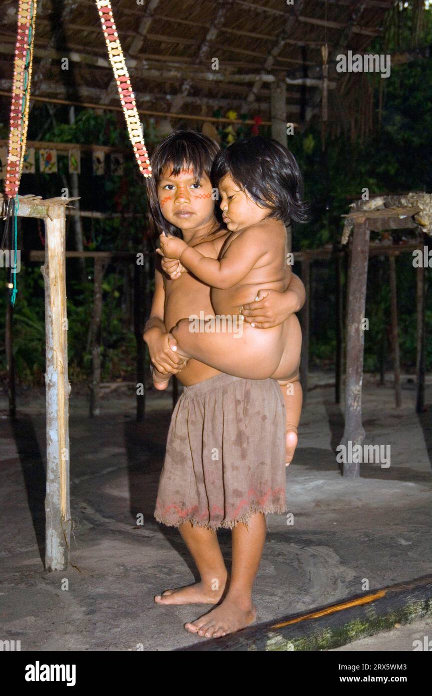 Junge indische Mädchen des Dessano-Stammes, Dessano, Rio Taruma, Amazonas-Staat, Brasilien Stockfoto