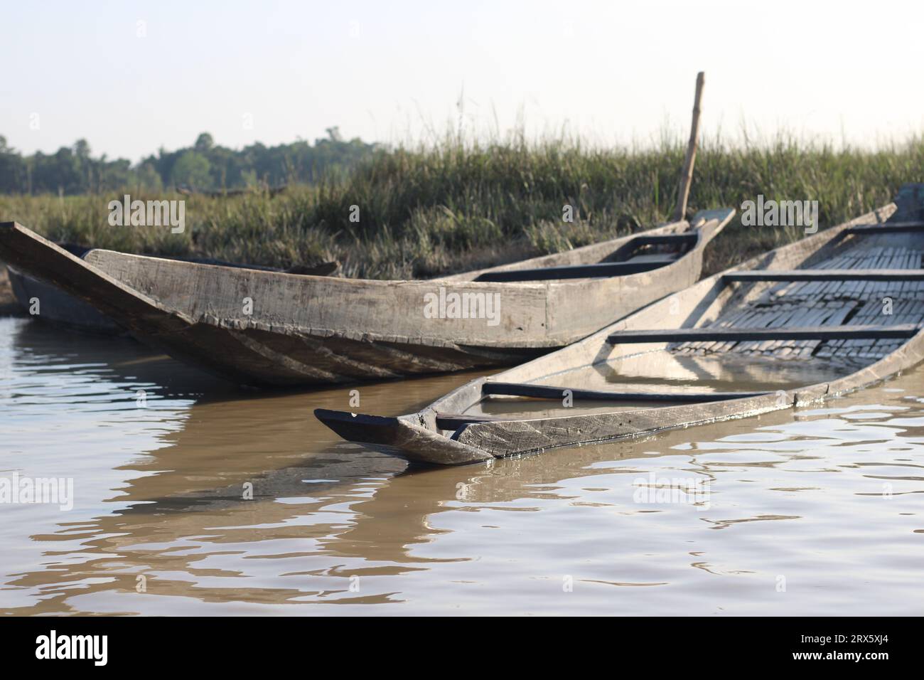 Sinkende und schwimmende Boote in Mangrovenwäldern Stockfoto