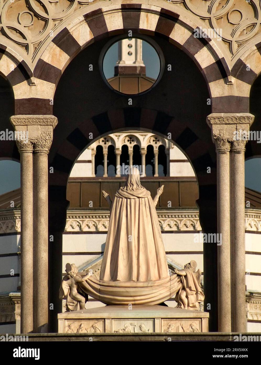 Eine Statue auf dem Cimitero Monumentale di Milano (monumentaler Friedhof von Mailand) Stockfoto