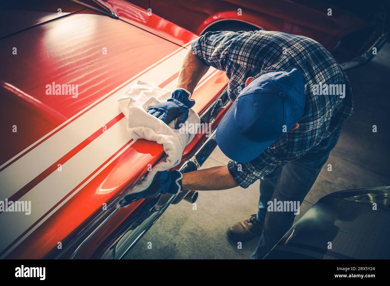 American Muscle Classic Car Collector reinigt eines seiner Fahrzeuge Stockfoto