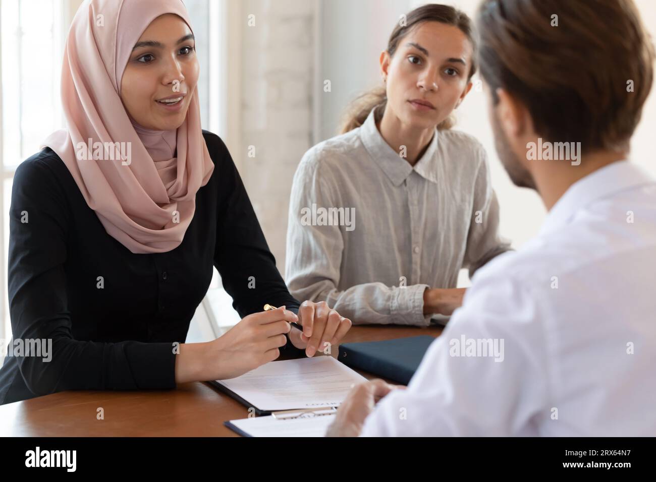 Geschäftsfrau aus dem Nahen Osten, die mit dem Kunden des Unternehmens über ein Handelsabkommen spricht Stockfoto