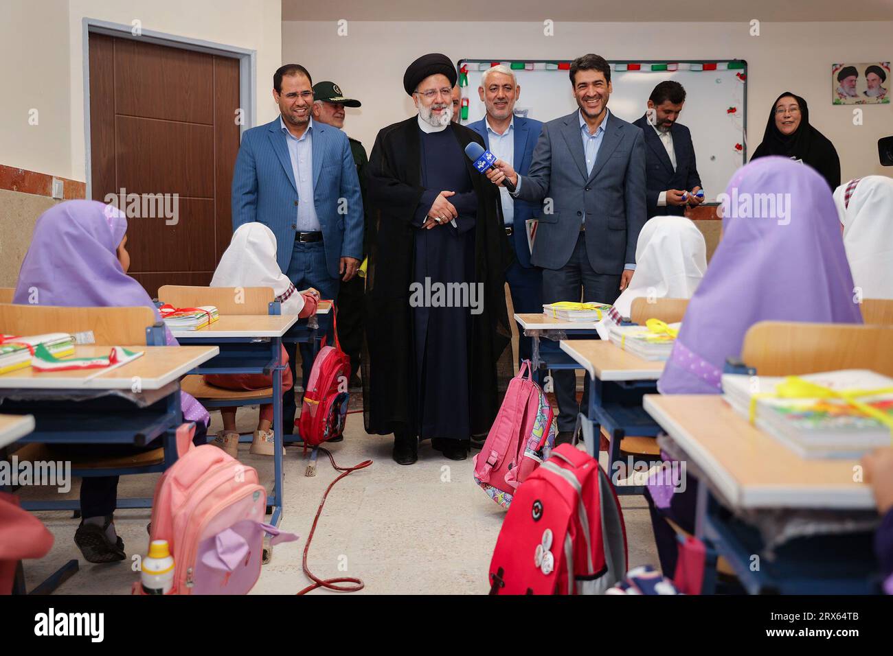 Beharestan, Teheran, Iran. September 2023. Der iranische Präsident EBRAHIM RAISI (C) und der iranische Bildungsminister REZA MORAD SAHRAEI (L) nehmen am Beginn des neuen Schuljahres an der Shahid-Kamandi-Schule in Baharestan, Teheran, Teil. (Bild: © iranischer Ratsvorsitz über ZUMA Press Wire) NUR REDAKTIONELLE VERWENDUNG! Nicht für kommerzielle ZWECKE! Stockfoto