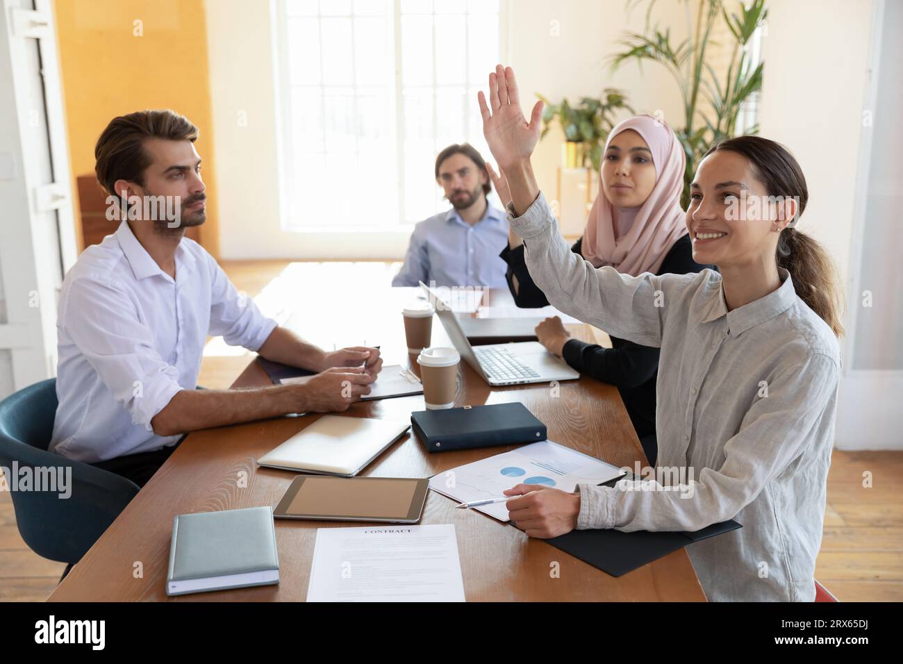 Birassische und arabische Frauen, die Hand heben und Fragen beim Seminar stellen Stockfoto